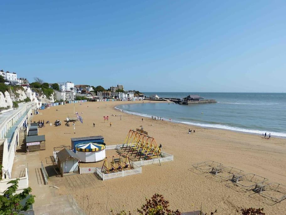 Amazing Sea Views And Much More…. Apartment Broadstairs Luaran gambar