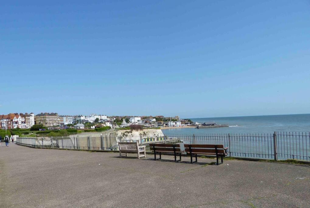 Amazing Sea Views And Much More…. Apartment Broadstairs Luaran gambar